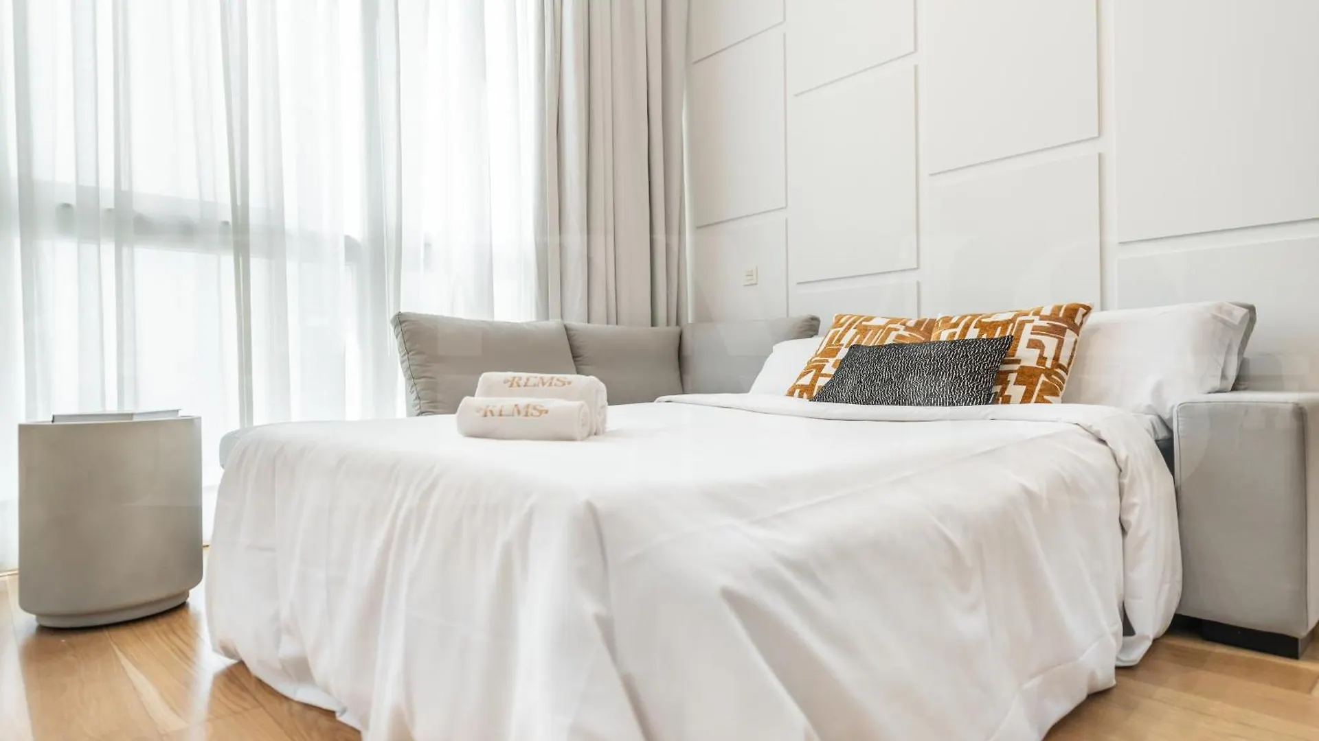Artistic And Spacious Apartment By Rems Malaga