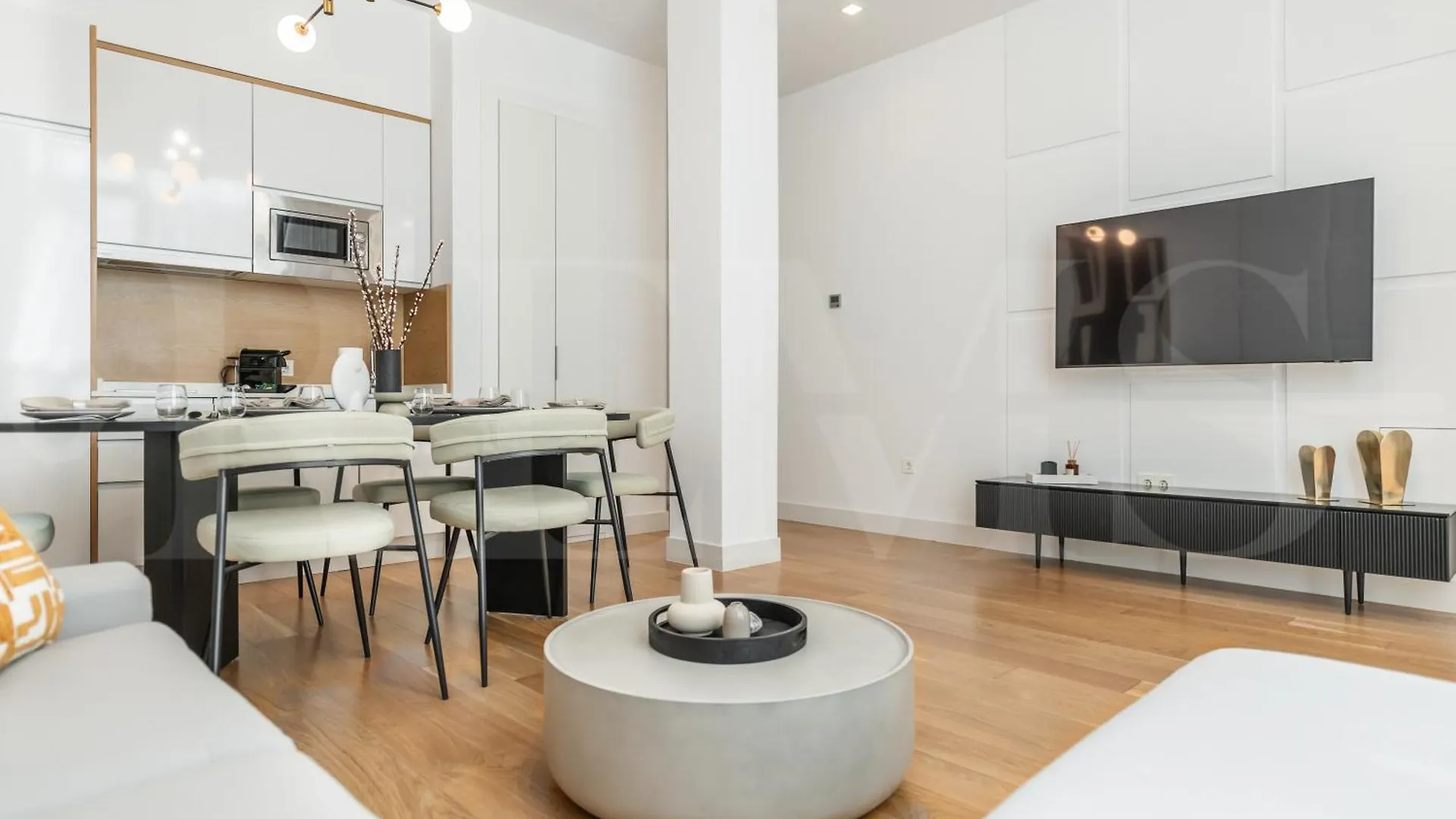 Artistic And Spacious Apartment By Rems Málaga
