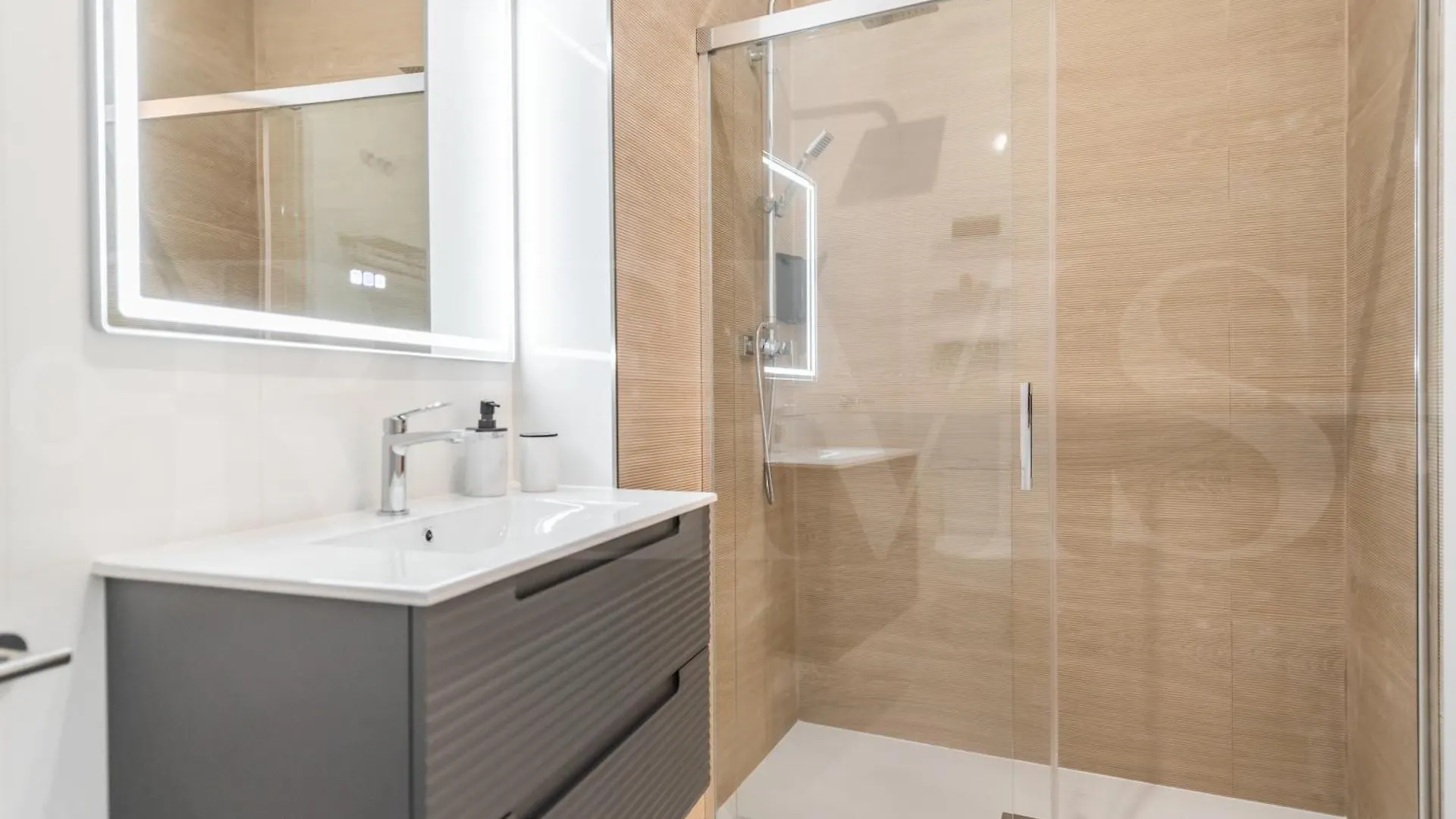 Artistic And Spacious Apartment By Rems Malaga